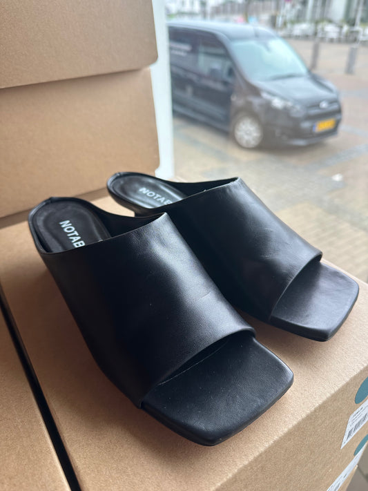 Loretta Stilet, Black Leather