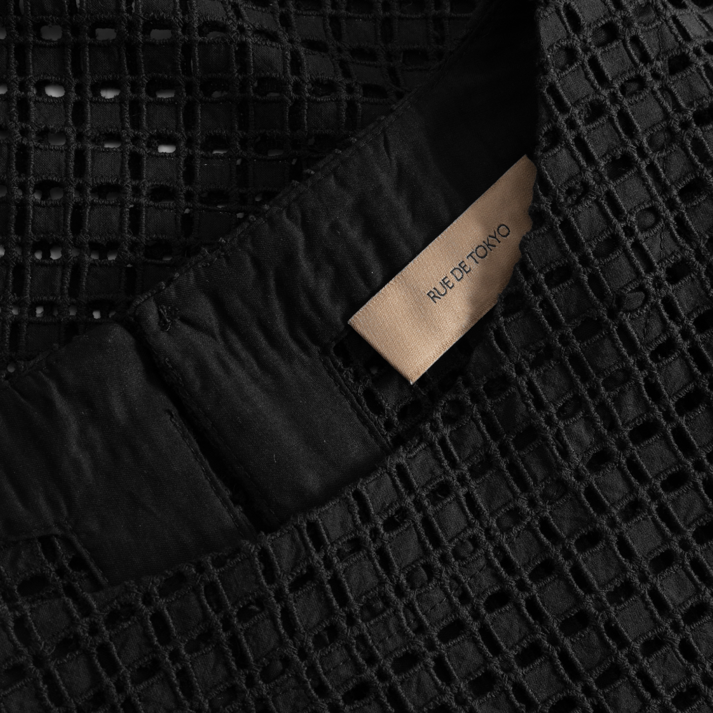 Selin Broderie Anglaise, Black