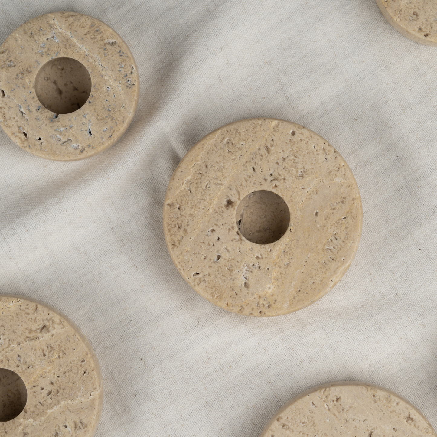 Glød Lysestage, Travertin