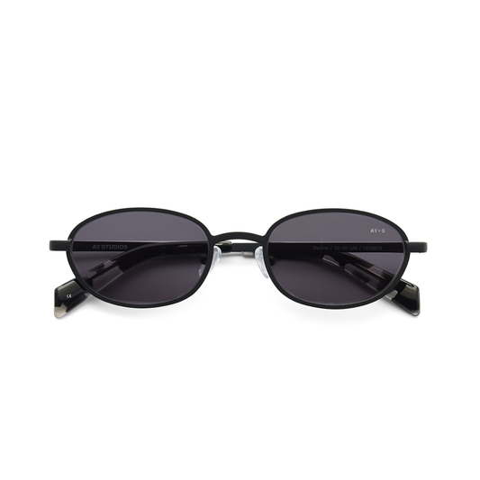 Devine Solbriller, Black