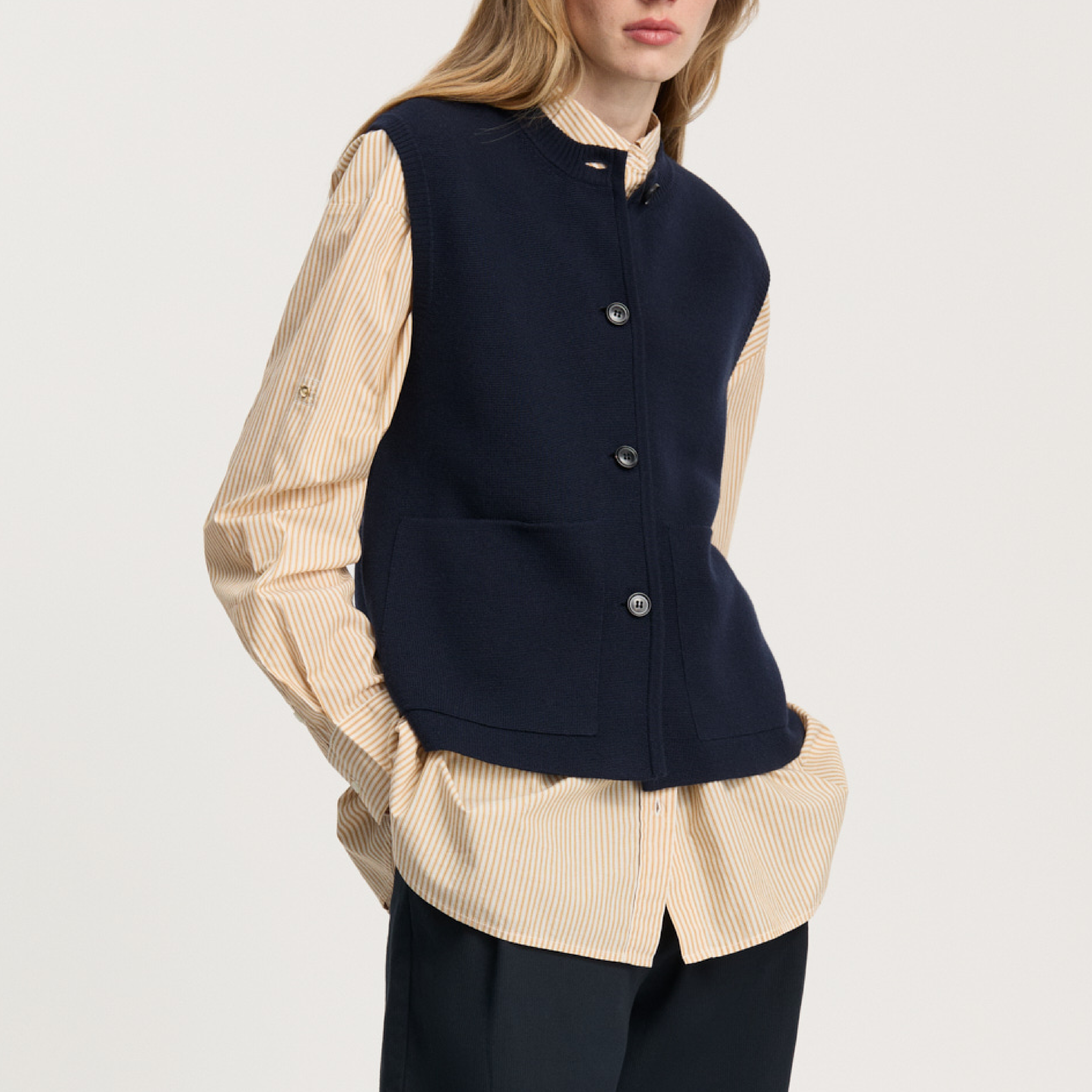 Elva Vest, Navy
