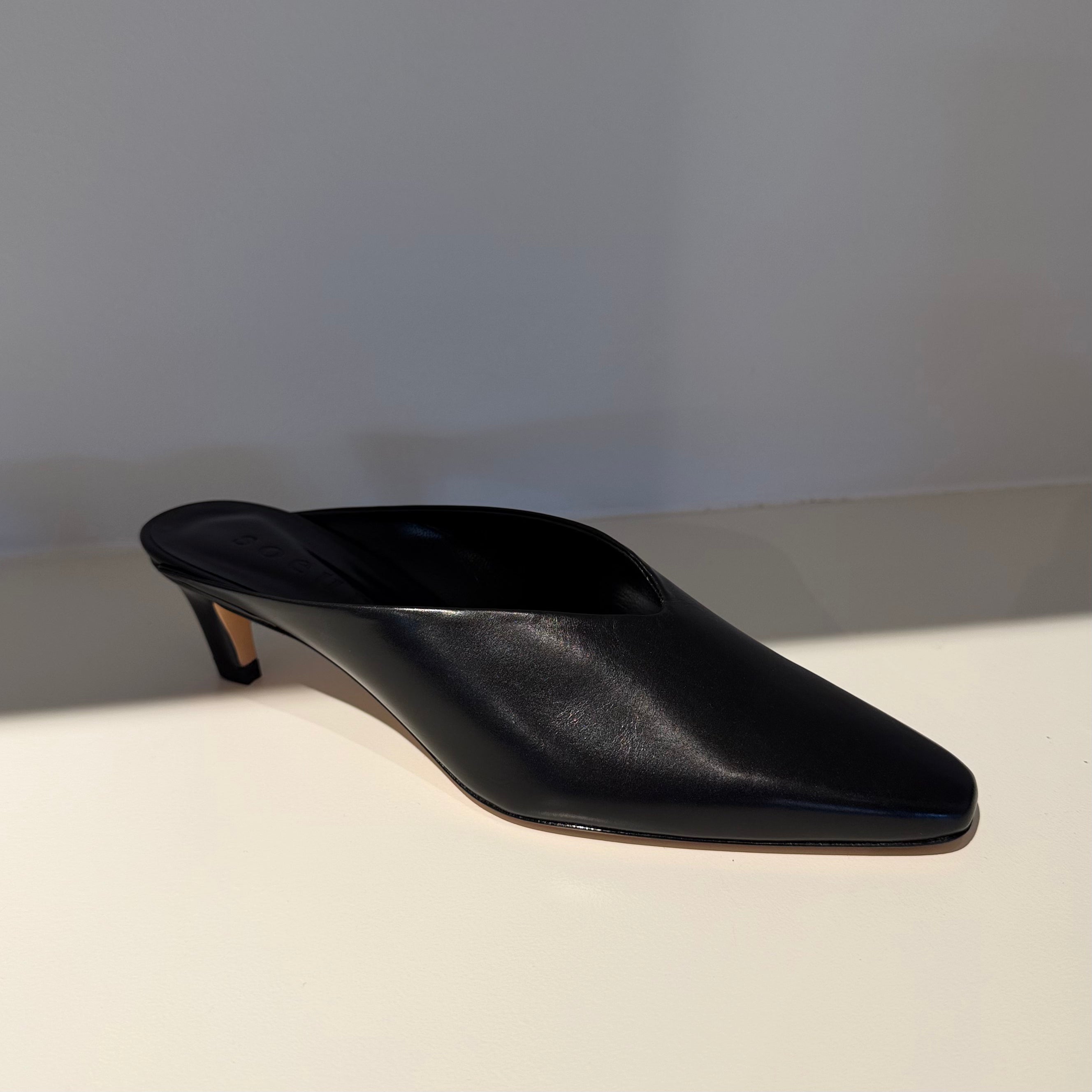 Amalie Mules, Sort