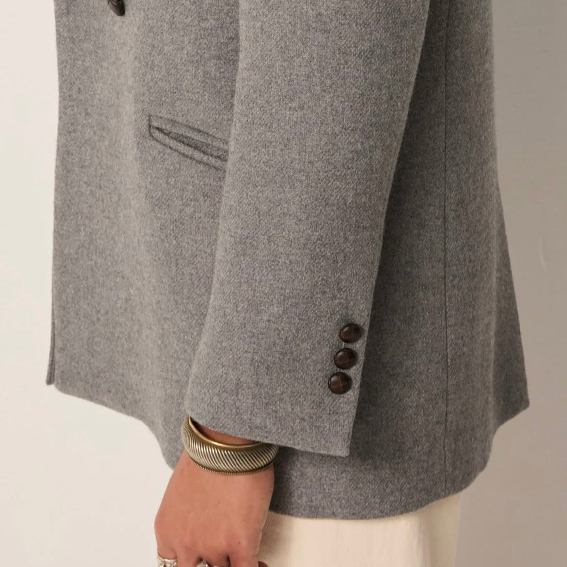 Anna Blazer, Gris