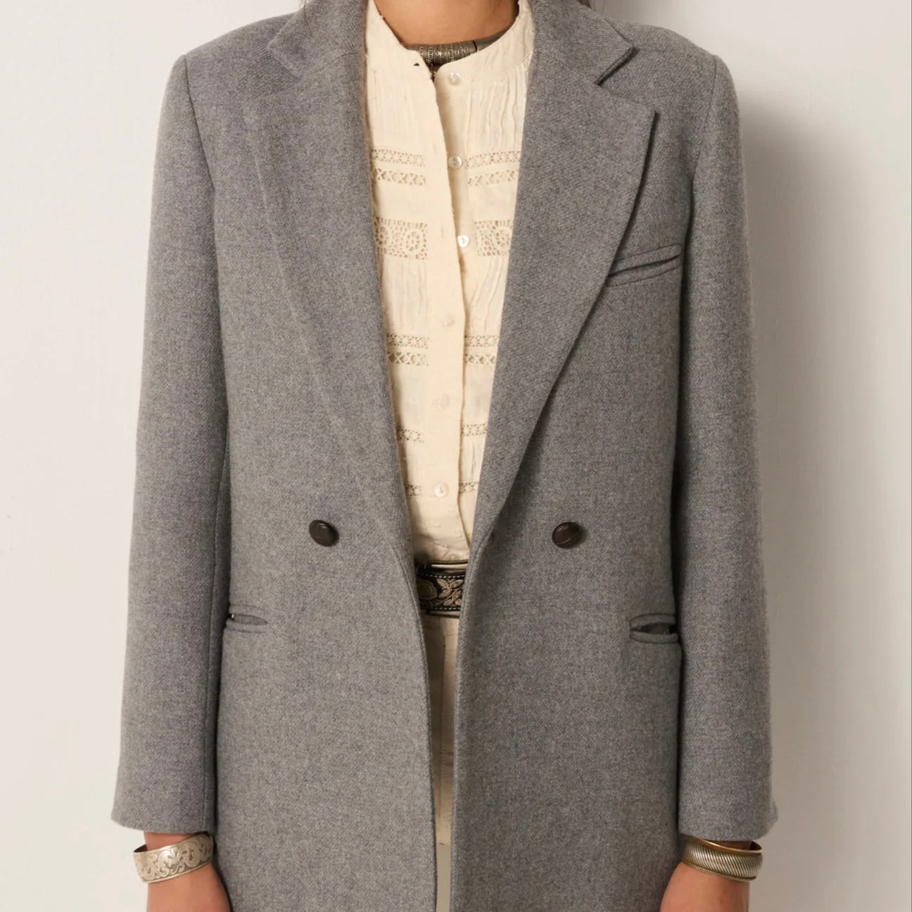 Anna Blazer, Gris