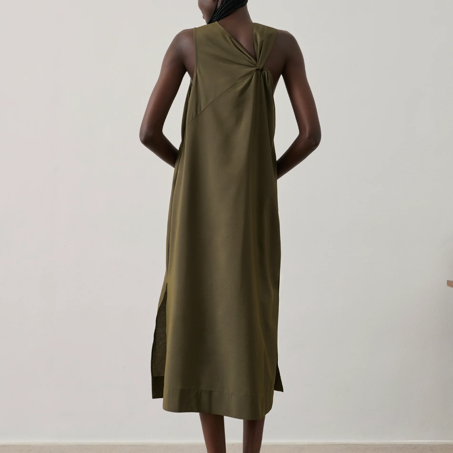 Emna Kjole, Khaki