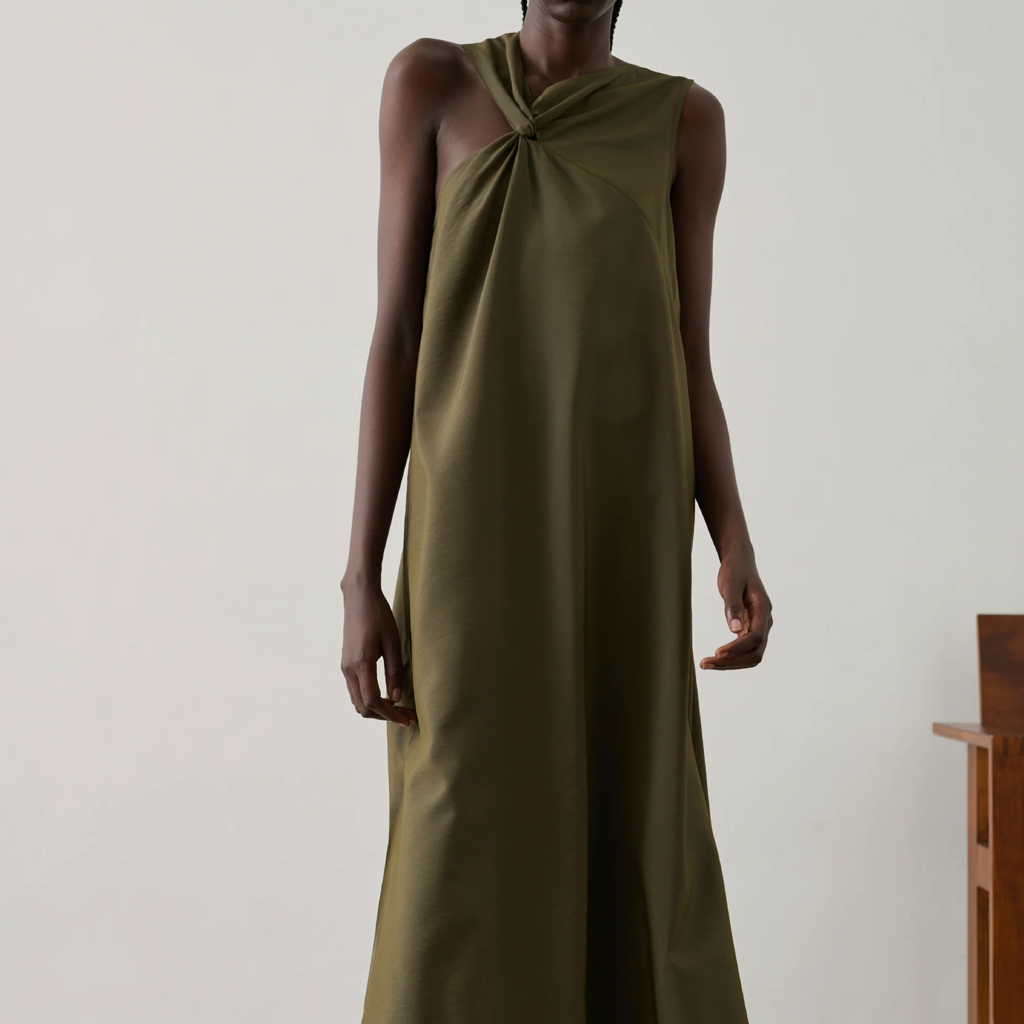 Emna Kjole, Khaki