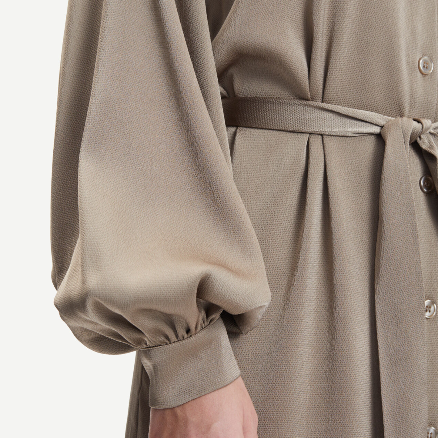 Nika Kjole, Beige