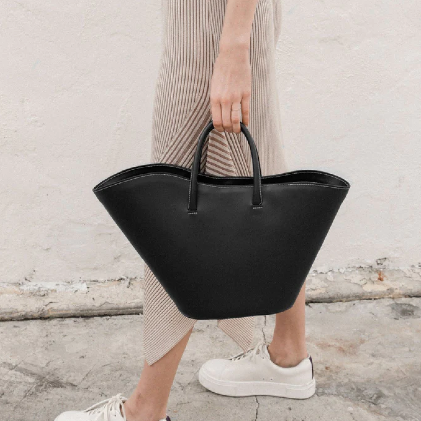 Open Tulip Tote Medium, Black